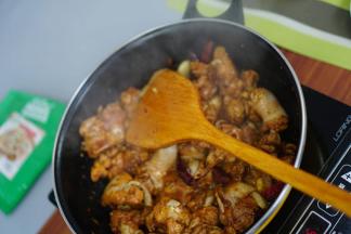 然后锅烧热加油，把腌好的鸡肉煸炒干水分。