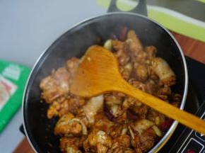 然后锅烧热加油，把腌好的鸡肉煸炒干水分。