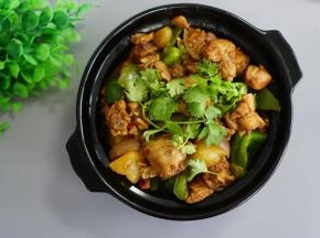 最后倒入蔬菜翻炒收汁即可。