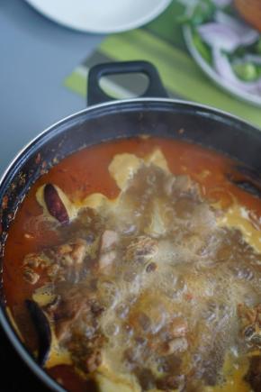 加入开水，没过鸡肉，小火慢炖30分钟。