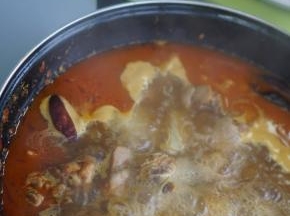 加入开水，没过鸡肉，小火慢炖30分钟。