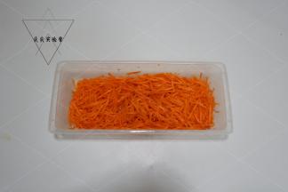 胡萝卜擦成细丝备用