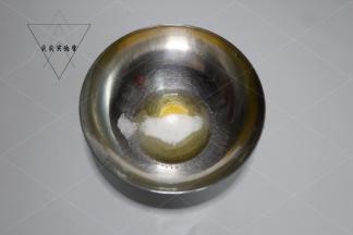 鸡蛋打入盆中加入白砂糖、盐搅拌至砂糖融化