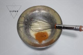 加入玉米油，香草精、肉桂粉搅拌均匀