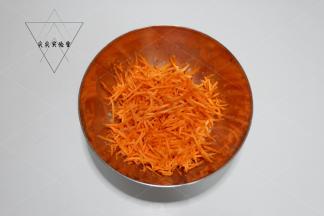 擦好胡萝卜丝倒入拌匀