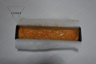 倒入铺了油纸的模具，抹平表面