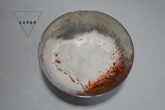 筛入低筋面粉、泡打粉