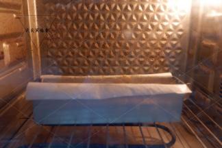 放入预热好的烤箱，上下火180度，总共烘烤40分钟。先将模具置于烤箱最底部烘烤20分钟，然后转移至烤箱中下层烘烤至结束即可。