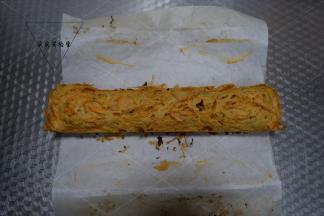 烤好拎着油纸脱模，趁热食用，超级香软~