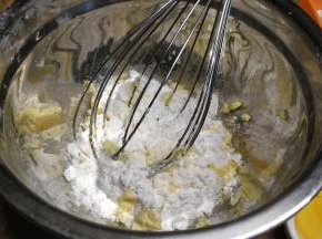 黄油软化后放入糖粉