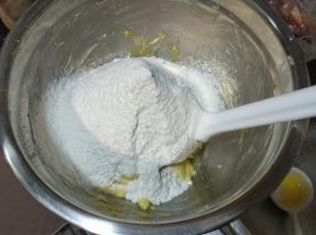 放入茶叶和筛入低粉