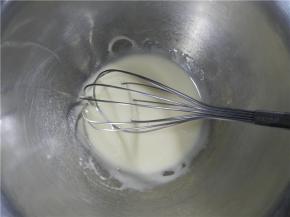 转化糖浆与枧水（碱面：水=1:3的比例调配出4g的枧水，只取1g）混合，搅拌均匀。