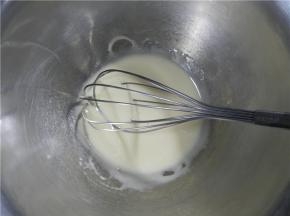 转化糖浆与枧水（碱面：水=1:3的比例调配出4g的枧水，只取1g）混合，搅拌均匀。