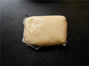 筛入面粉翻拌成光滑的面团，不要过分搅拌，盖保鲜膜室温醒2小时以上。