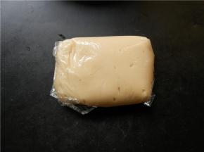 筛入面粉翻拌成光滑的面团，不要过分搅拌，盖保鲜膜室温醒2小时以上。