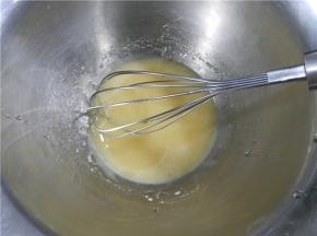 分3次放入花生油，充分搅匀（搅拌一定要彻底）。