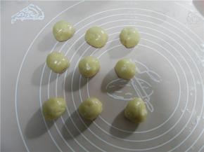 醒好的面团分成20克一个的小剂子揉圆。
