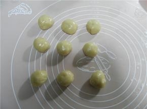 醒好的面团分成20克一个的小剂子揉圆。