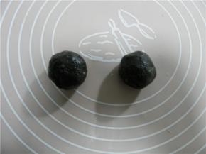 将芝麻馅搓成30个的圆球，盖保鲜膜。