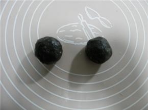 将芝麻馅搓成30个的圆球，盖保鲜膜。