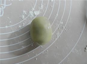 搓成圆柱形，再放入面粉中滚一遍，拍掉表面多余的干粉（提前预热海氏立式烤箱190度10分钟）。