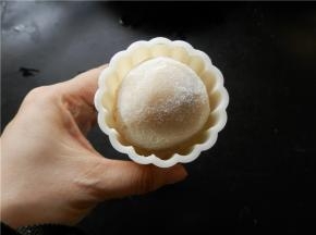 放入月饼模具内。