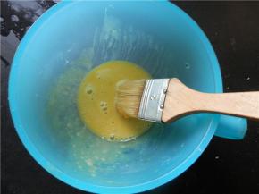 一个蛋黄加10克蛋清调匀。