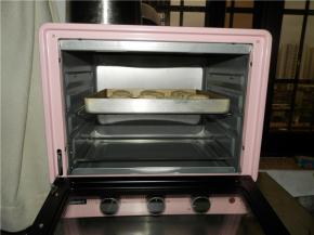 将月饼放入海氏立式烤箱，烤5分钟定型。