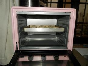 将月饼放入海氏立式烤箱，烤5分钟定型。