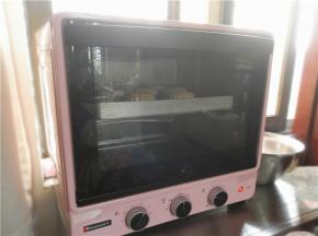 用毛刷将蛋黄液刷一层薄薄的在表面，放海氏立式烤箱180度再烤15分钟左右，饼皮均匀上色后就可。待凉后密封室温保存（放保鲜剂），放1天后回油可吃。