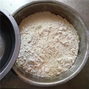 面粉和酵母放入容器内，慢慢加入清水。