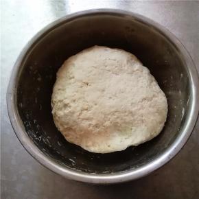 和成面团，盖上保鲜膜进行发酵。