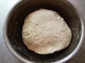 和成面团，盖上保鲜膜进行发酵。