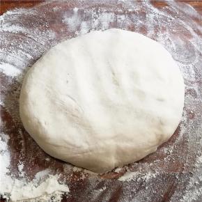 将发酵好的面团揉制排气。