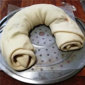 将面卷放入蒸锅中，再次饧发30分钟以上。