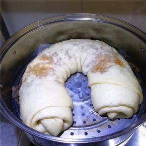 然后放入已经上汽的蒸锅，大火蒸制20分钟，关火虚蒸5分钟。