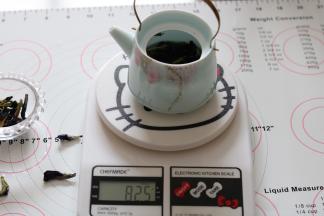 蝶豆花中加入80g水，小火煮开释放颜色