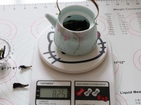 蝶豆花中加入80g水，小火煮开释放颜色