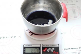 冰皮粉中，加入煮开的蝶豆花水60g，将面粉搅拌至无干粉，包上保鲜膜冷却