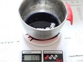 冰皮粉中，加入煮开的蝶豆花水60g，将面粉搅拌至无干粉，包上保鲜膜冷却