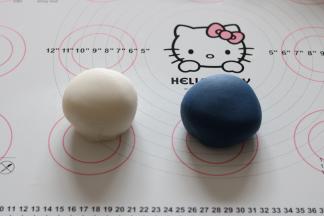 冷却至室温后，带手套手揉至面团光滑