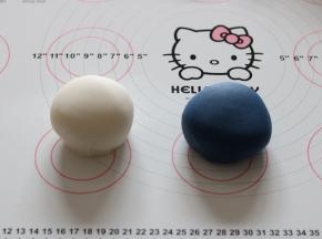 冷却至室温后，带手套手揉至面团光滑