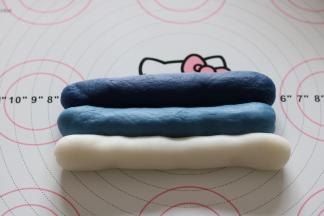 将三个面团摞在一起，整理成长条