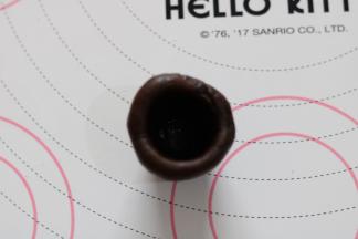 将巧克力内馅捏成深碗型，口越小越好便于最后收口