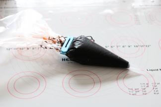 巧克力流心馅挤入裱花袋，冰箱冷冻