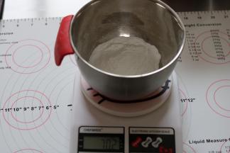 取65g冰皮粉放入料理盆中