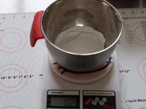 取65g冰皮粉放入料理盆中