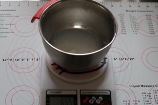 取65g冰皮粉，加入60g沸水，将面粉搅拌至无干粉，包上保鲜膜冷却