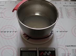 取65g冰皮粉，加入60g沸水，将面粉搅拌至无干粉，包上保鲜膜冷却