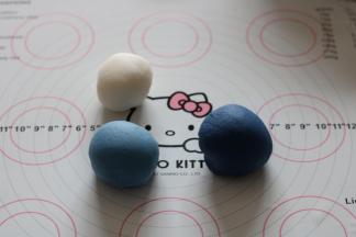 揉好的两个颜色面团，取25g蓝色面团和63g白色面团混合成浅蓝色面团，揉均匀